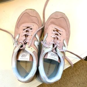 Classic New Balance Women’s 574 Sneaker; Blush Pink, GUC